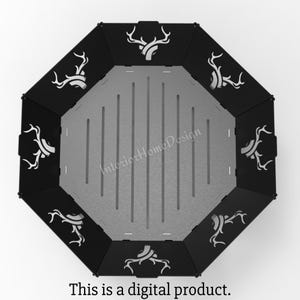 Puede incluir: Hoguera de metal negro con un dise&ntilde;o decorativo de cuernos de ciervo. La hoguera es octogonal y tiene un fondo plano de metal.