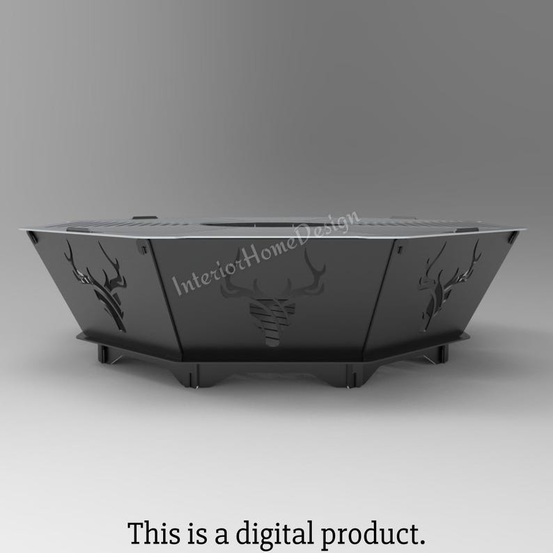 Puede incluir: Hoguera de metal negro con forma hexagonal y dise&ntilde;os de cabeza de ciervo recortados. La hoguera tiene un borde elevado y un fondo plano.