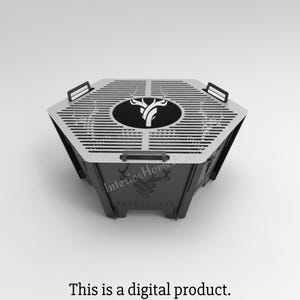 Puede incluir: Un pozo de fuego hexagonal de metal con un dise&ntilde;o de cabeza de ciervo negro y una rejilla en la parte superior. El pozo de fuego est&aacute; hecho de acero y tiene un acabado negro.