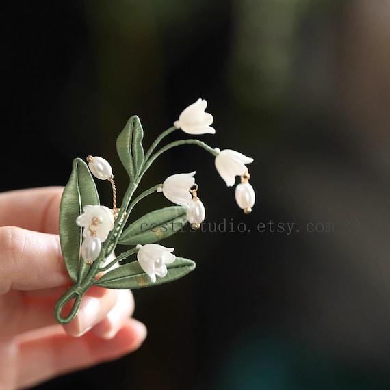手作りのスズランのブローチ：パールの花びらデザイン - Etsy 日本