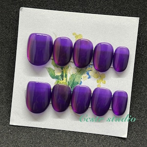 Fioletowe paznokcie typu „kocie oko”: błyszczące, magnetyczne sztuczne paznokcie w kształcie galaktyki