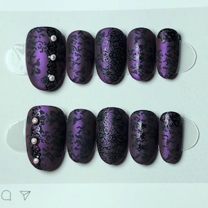 Gotyckie fioletowe koronkowe paznokcie prasowane: matowy zestaw do paznokci z kwiatowymi perłami