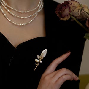 Baroque Pearl Flower Brooch: Elegant Corsage Pin