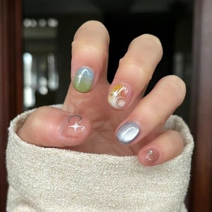 レインボーカラーのネイル、手作りのカスタムネイルパッチ、キャットアイの宝石ネイル、キュートでスイートでクールなプレスネイル