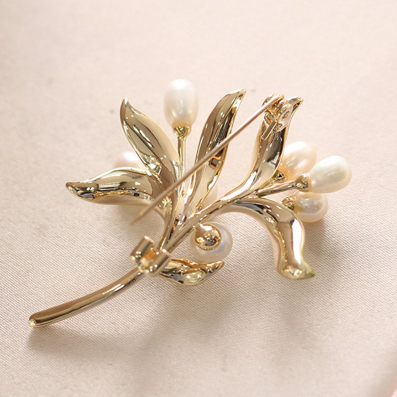 Broche de perlas rama de olivo, broche de perlas naturales, ramillete sencillo y elegante, alfiler de traje, complementos de boda, regalo del día de la madre imagen 5