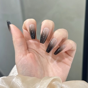 Unhas postiças pretas ombré: unhas postiças minimalistas feitas à mão