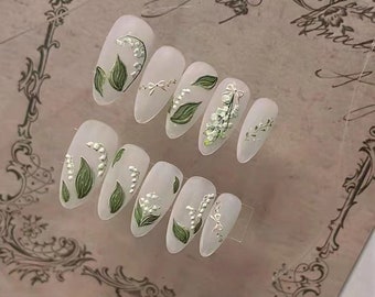Lelietje-van-dalen persnagels: handgemaakte bruidsmanicure