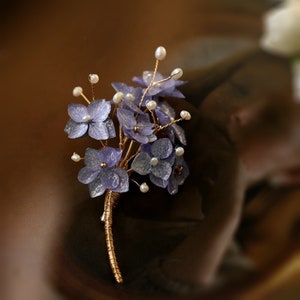 Broche de flor púrpura eterna: broche de perlas para ramillete