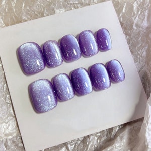 Presse oeil de chat pailletée violette faite main sur les ongles