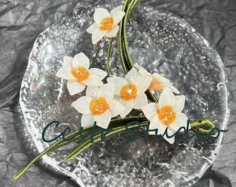 Broche de corona de narcisos hecho a mano: delicado broche floral
