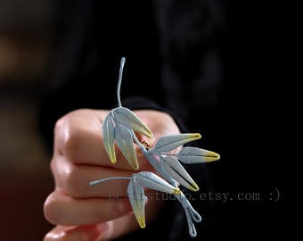 Handgefertigte Bambusblatt Brosche, Blau Gelb Farbverlauf Anstecknadel, Natur Inspiriertes Jacken Accessoire