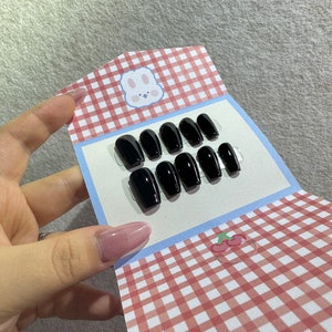 Handgefertigte Schwarz Press On Nails: Minimalistische Acrylnägel