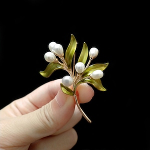 Broche branche d'olivier, perle naturelle, corsage simple et élégant, épingle à costume, accessoires de mariage, cadeau fête des mères image 1