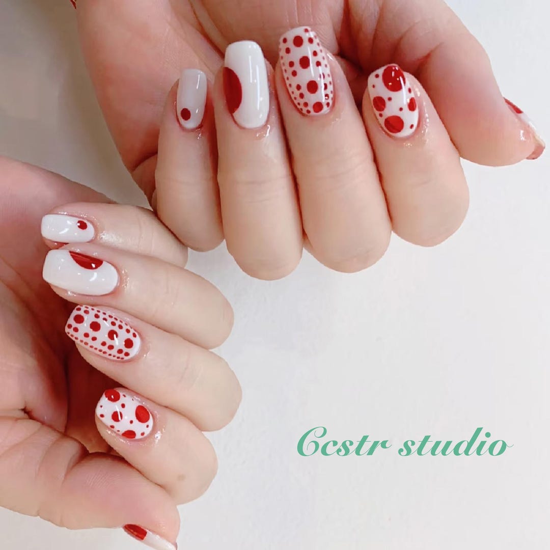 草間彌生風プレスオンネイル：赤い水玉模様のポップアート - Etsy 日本
