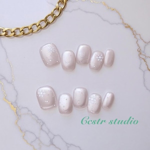 Uñas postizas de ojo de gato con copos de nieve: Brillo blanco perla, diseño invernal