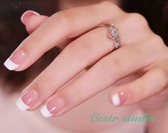 Uñas postizas clásicas con punta francesa: manicura nupcial hecha a mano