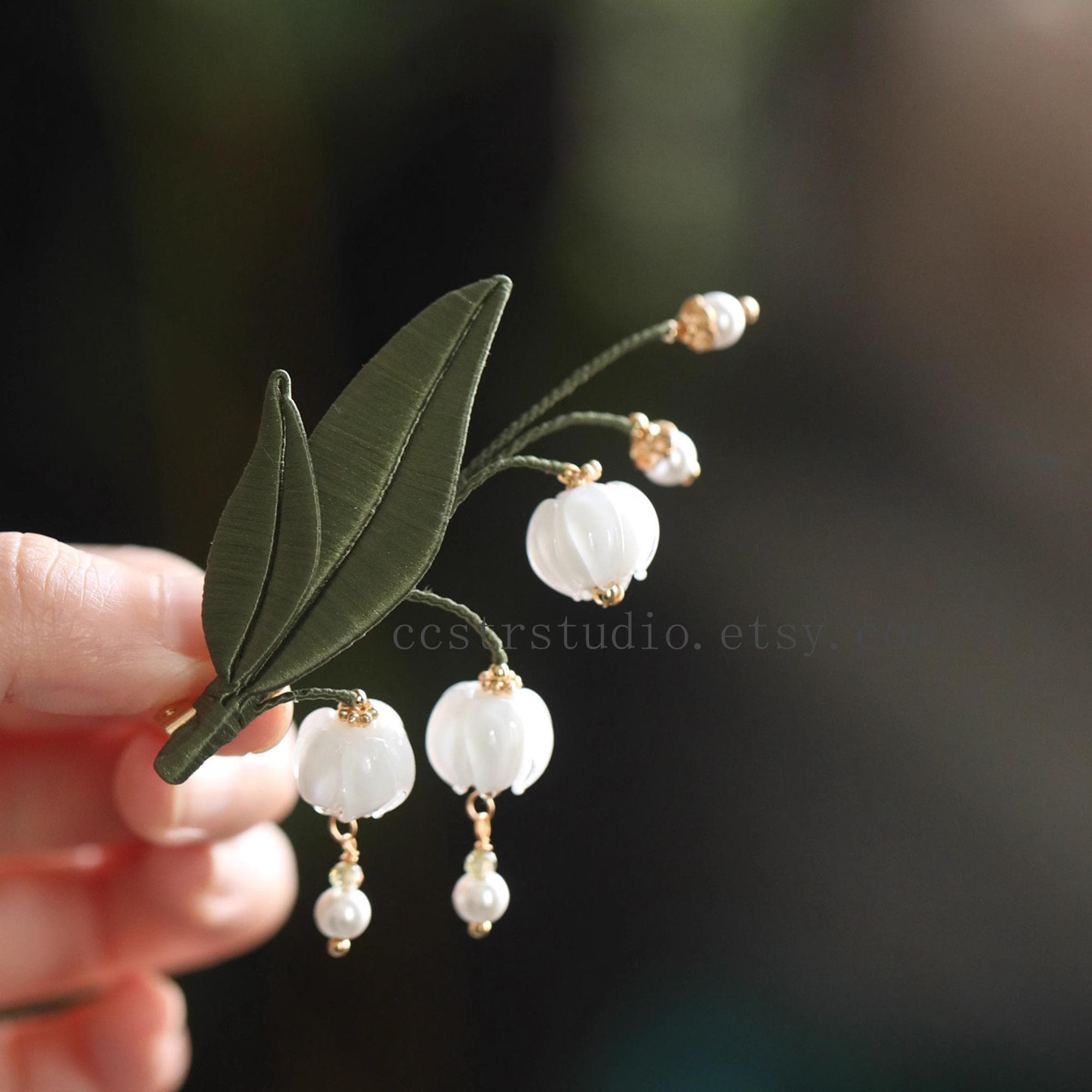 手作りのスズランのブローチ：パールの花びらデザイン - Etsy 日本