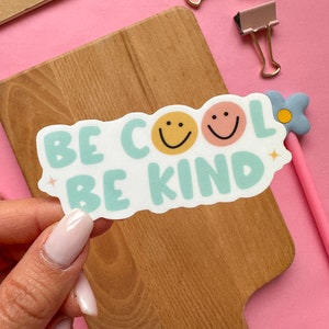 Sticker Be Cool Be Kind | positieve citaten, vriendelijkheid verspreiden, waterdichte vinylsticker, stickercadeau, kleine cadeaus, glimlach, blij gezicht, positief