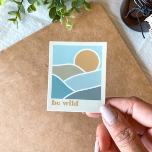 Sticker Be Wild Outdoors | Natuursticker, zonsondergangsticker, polaroidsticker, positieve sticker, waterdichte sticker voor bidon