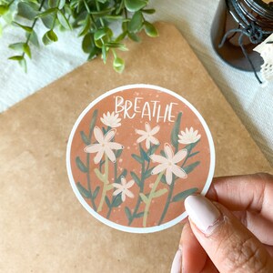 Respirar pegatina floral / pegatina positiva, pegatina para aliviar la ansiedad, regalo para el cuidado personal, regalos asequibles, pegatina circular para botellas de agua