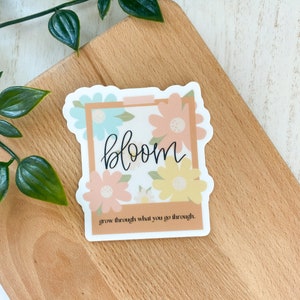 Adesivo Polaroid Bloom | Ilustração de foto de flor, Adesivo de crescimento, Vinil à prova d'água, Adesivo de positividade, Presente para amigos, Acessível
