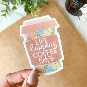 Sticker Life Happens Coffee Helpt | Bloemensticker, koffieliefhebber, dranksticker, bloemenmok, waterdichte sticker, vinylsticker