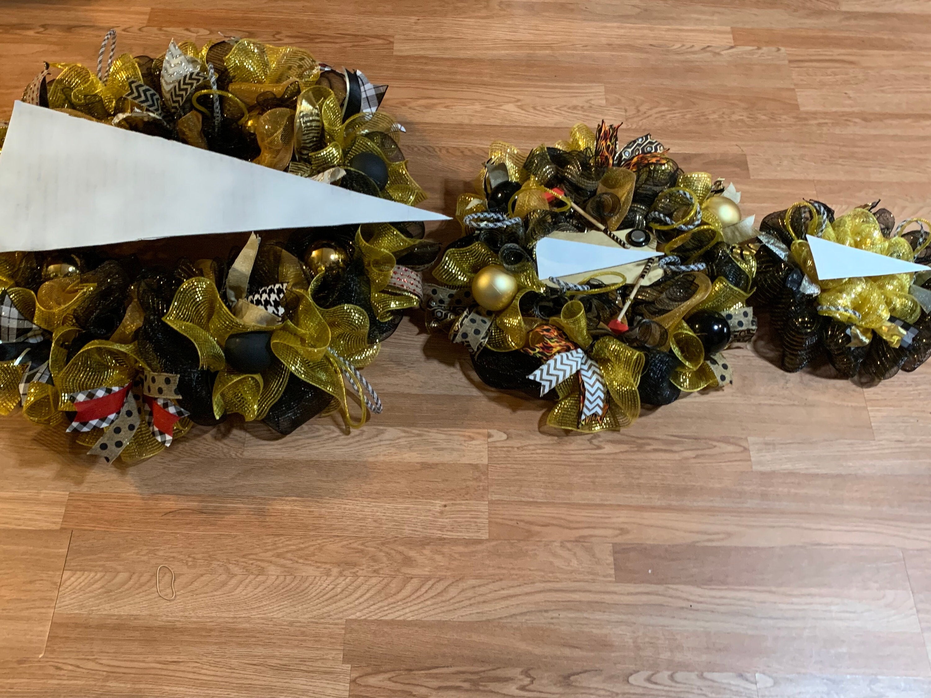 Sports Wreaths, Basketball Wreaths, Deco Mesh sports, front door, tailgate, room décor, sports room, sports bar