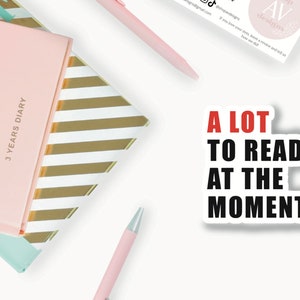 Sticker Beaucoup de choses à lire en ce moment, Sticker livresques, Sticker Kindle, Beaucoup de choses à lire en ce moment, Sticker Swift, Lecteur, Amoureux des livres, époques