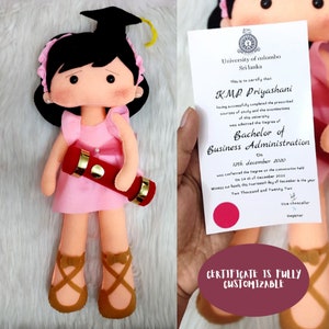 Personalisierte Abschluss Puppe für Freundin Verlobte, Ihr College Bachelor Master Abschluss Geschenk mit individueller Zertifizierung