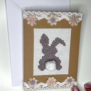 Nuevo conejito lila hecho a mano con pompón y flores
