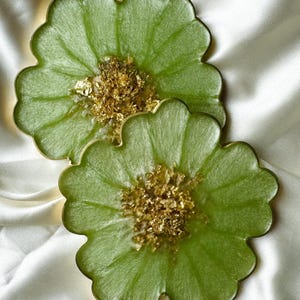 Light Green and Gold Resin Flower Coasters, Pastel Green Floral Drink Coasters, Home Decor for Coffee & Wine, Unique Flower Shaped Coasters
