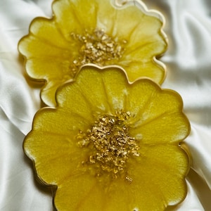 Resin Flower Shaped Coasters, Pastel Yellow  Coaster Set, Home Decor, Coffee and Wine Coaster, Yellow  & Gold Flower Shaped Coasters