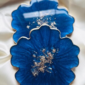 Posavasos de resina con forma de flor, juego de posavasos azul marino, decoración del hogar, posavasos para café y vino, posavasos con forma de flor azul oscuro y dorado.