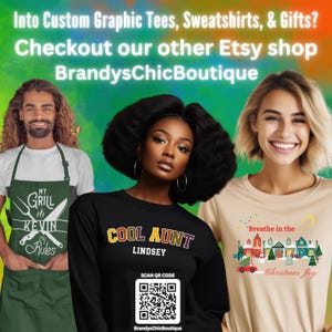 K&ouml;nnte beinhalten: Werbebild f&uuml;r individuelle Grafik-T-Shirts, Sweatshirts und Geschenke. Es zeigt drei Personen in Kleidung mit Text und Grafiken. Eine Person tr&auml;gt eine Sch&uuml;rze mit der Aufschrift "My Grill Kevin Rules". Eine andere tr&auml;gt ein schwarzes Langarmshirt mit "Cool Aunt Lindsey".