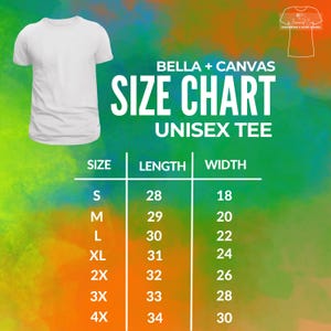 K&ouml;nnte beinhalten: Ein wei&szlig;es Unisex-T-Shirt neben einer Gr&ouml;&szlig;entabelle. Die Gr&ouml;&szlig;entabelle gilt f&uuml;r Bella + Canvas Unisex-T-Shirts und listet die Gr&ouml;&szlig;en S bis 4XL auf, mit L&auml;ngen- und Breitenma&szlig;en in Zentimetern.
