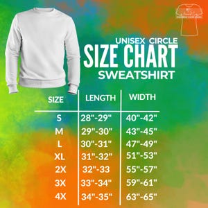 K&ouml;nnte beinhalten: Wei&szlig;es Unisex-Sweatshirt mit Gr&ouml;&szlig;entabelle. Die Tabelle zeigt die Ma&szlig;e f&uuml;r L&auml;nge und Breite in Zentimetern, von Gr&ouml;&szlig;e S bis 4X. Das Sweatshirt ist auf der linken Seite des Bildes abgebildet.