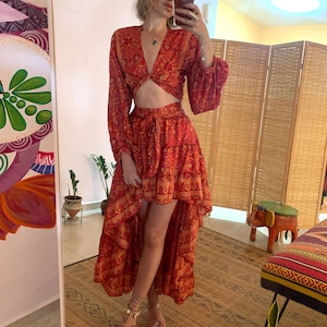 Ensemble bohème jupe haute soyeux et haut noué | tenue de fête | taille libre | style hippie | Ensemble robe courte devant et longue dans le dos |