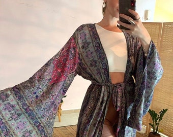 glittrande guldfärgad kinono | festivalkläder | bohemisk kimono | cover-up | strandkläder | hippieklänning med klockärm och midiklänning | semesterartiklar