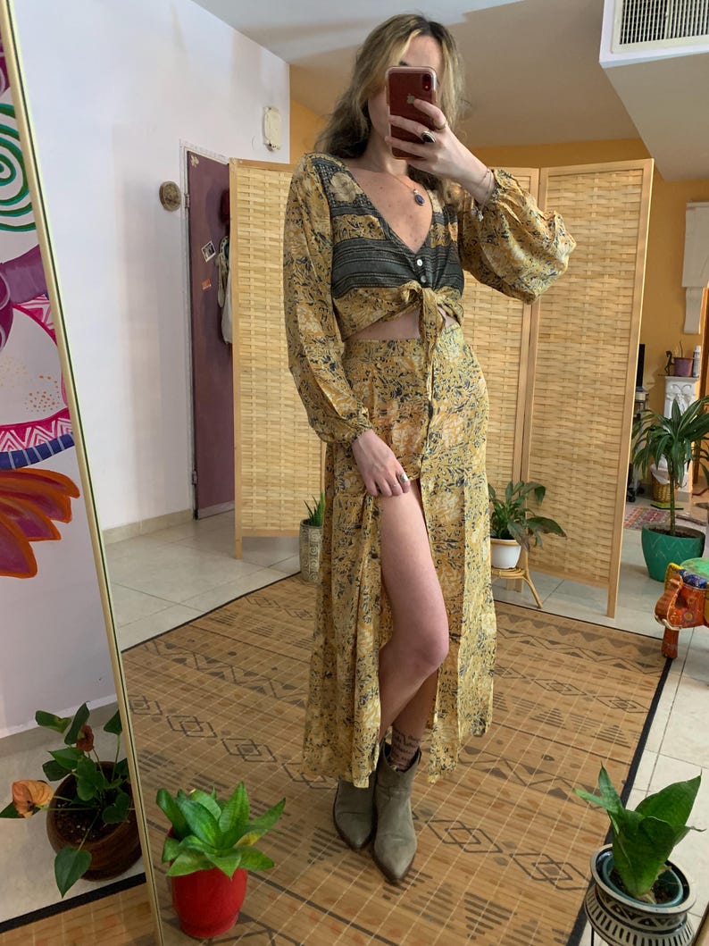 Boho silkeslen matchande set | festlig outfit | kunglig lyxoutfit | boho kvällsset | semesterartiklar | rosa knappset bild 3
