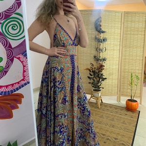 longue robe croisée dans le dos | robe d&#39;été bohème | robe longue dos nu | robe bohème dos nu | jolie robe dos nu | robes dorées scintillantes