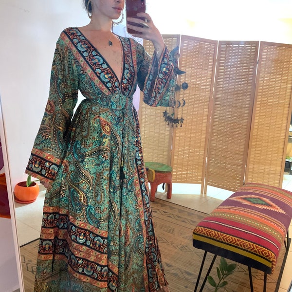 longue robe soyeuse royale | robe bohème de luxe | robe longue à manches cloche | style hippie ethnique | or scintillant | robe de déesse | manches évasées