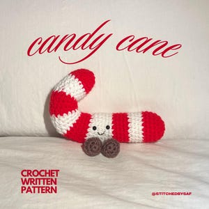 Patrón escrito para tejer a crochet un bastón de caramelo navideño, bonito y fácil, ideal para principiantes.