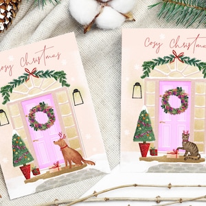Puede incluir: Dos tarjetas de Navidad con una puerta rosa, una corona, un árbol decorado y una mascota. El texto en las tarjetas dice "Cozy Christmas".
