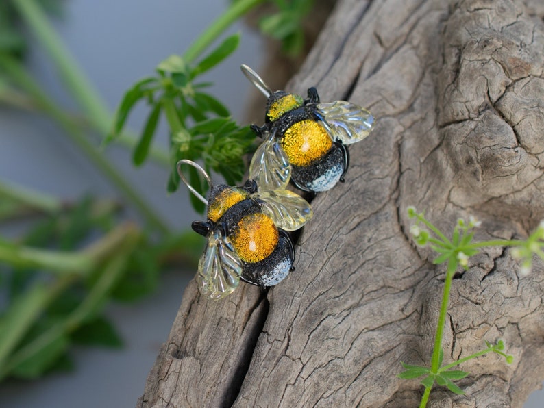 Cottagecore bee earrings for women image 1