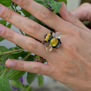 Biene Ring Goldene Biene Schmuck Dichroic Glas Ring Silber Lampwork Biene Schmuck für Frauen Murano Glas Handarbeit Biene verstellbar Ring Halskette Bild 4