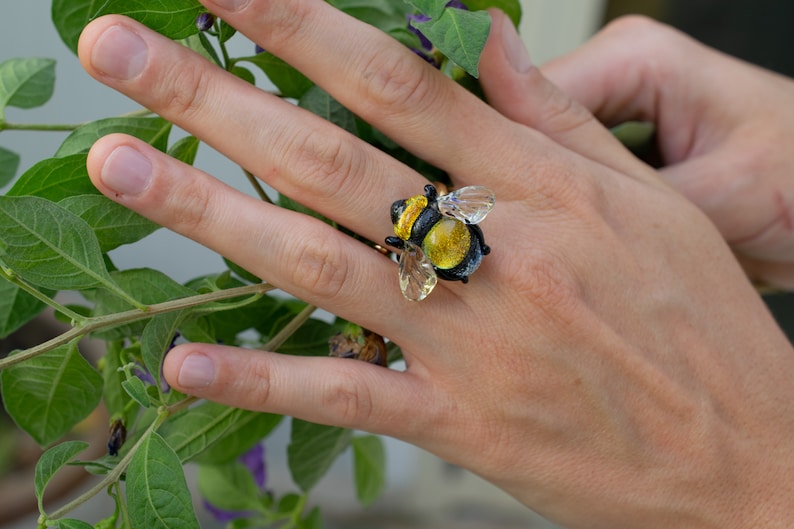 Biene Ring Goldene Biene Schmuck Dichroic Glas Ring Silber Lampwork Biene Schmuck für Frauen Murano Glas Handarbeit Biene verstellbar Ring Halskette Bild 4