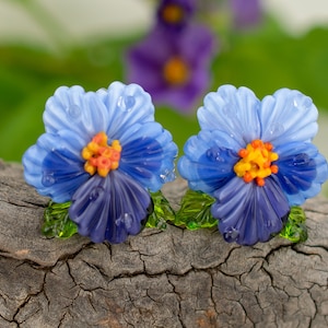 Violettes africaines boucles doreilles violettes lampwork cadeau de fête des mères, petites boucles doreilles de lampadaire avec serrure en argent, boucles doreilles esthétiques cadeau demoiselle dhonneur image 1