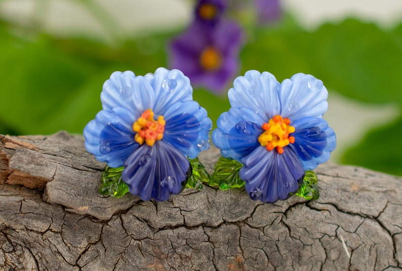 Violettes africaines boucles doreilles violettes lampwork cadeau de fête des mères, petites boucles doreilles de lampadaire avec serrure en argent, boucles doreilles esthétiques cadeau demoiselle dhonneur image 1