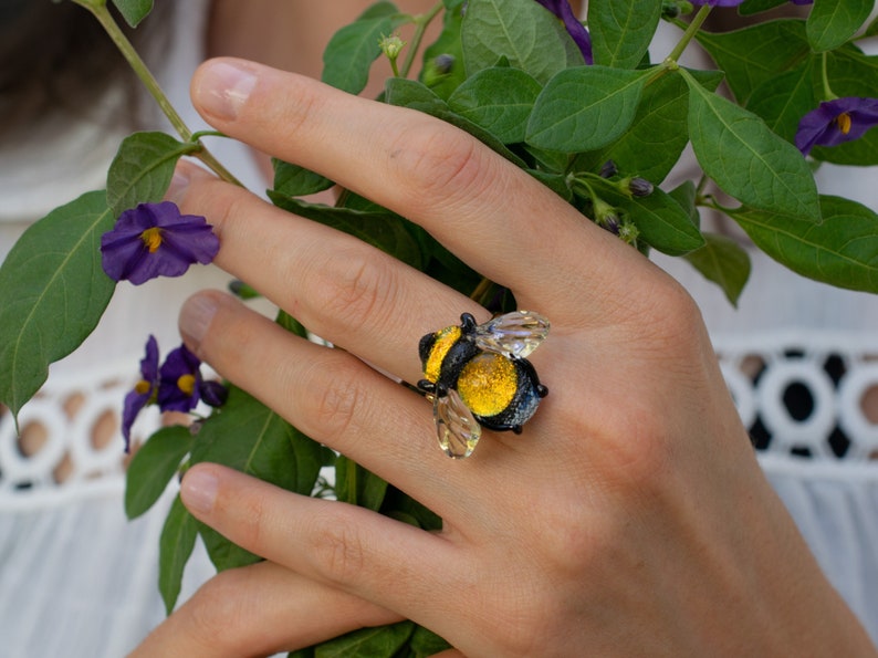 Biene Ring Goldene Biene Schmuck Dichroic Glas Ring Silber Lampwork Biene Schmuck für Frauen Murano Glas Handarbeit Biene verstellbar Ring Halskette Bild 1