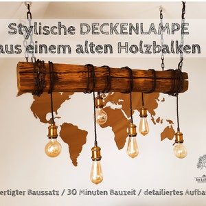 Könnte beinhalten: Eine rustikale Deckenlampe aus Holz mit sechs Edison-Glühbirnen, die an schwarzen Kabeln hängen. Die Lampe ist aus einem wiederverwendeten Holzbalken gefertigt und an einer Kette aufgehängt. Der Text "Stylische DECKENLAMPE aus einem alten Holzbalken" ist oben im Bild sichtbar.